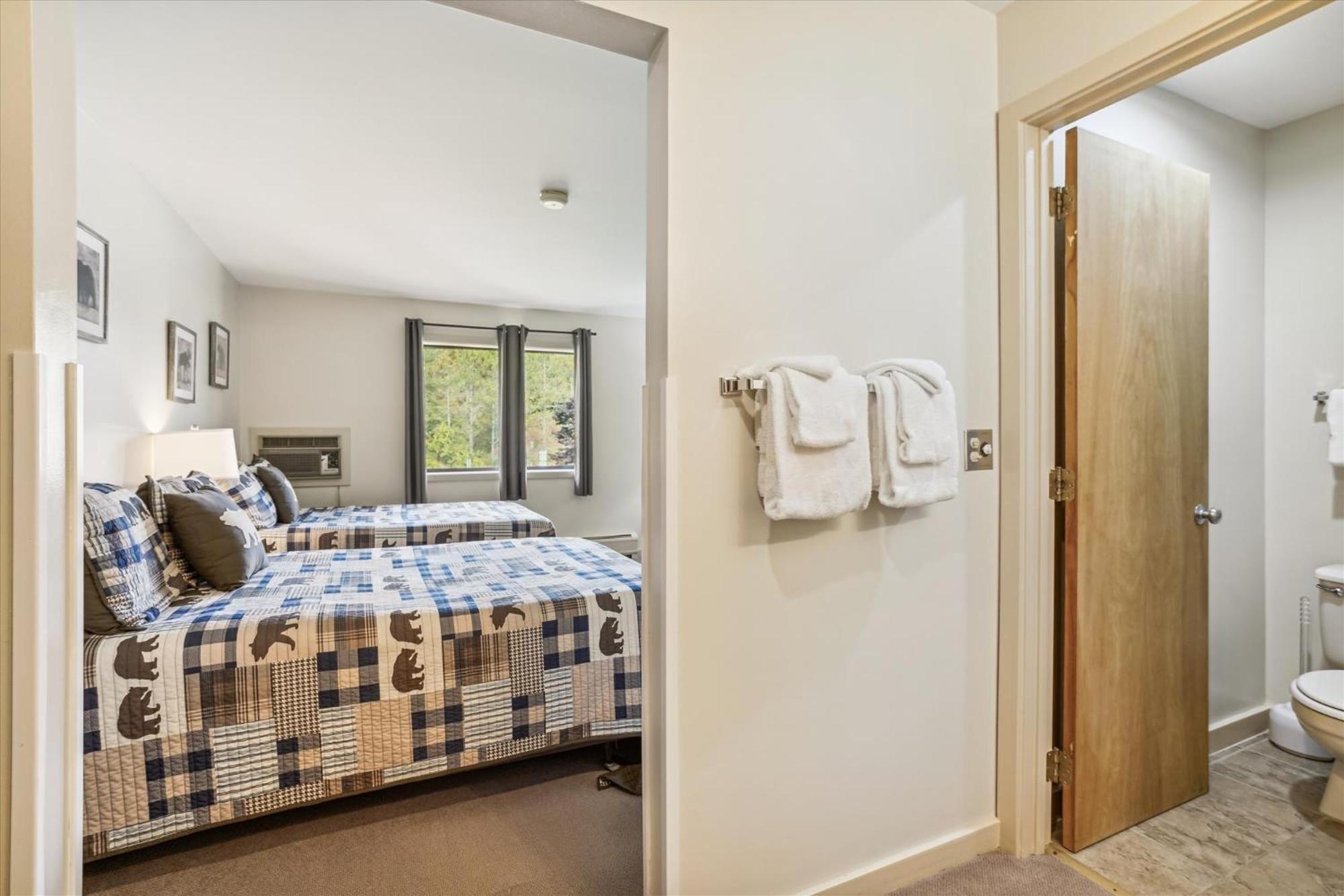 Cedarbrook Two Double Bed Hotel Room With Outdoor Heated Pool 216 基灵顿 外观 照片